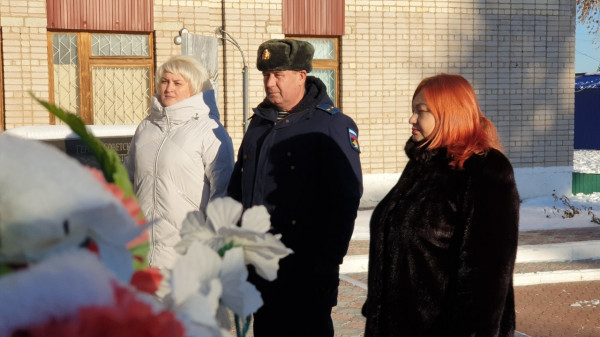 Возложение цветов к Вечному огню в День Героев
